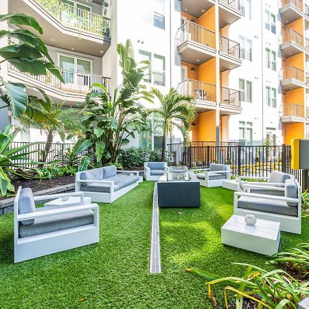 Tropical Field 1 Bed In Downtown With Free Parking Lägenhet St. Petersburg Exteriör bild