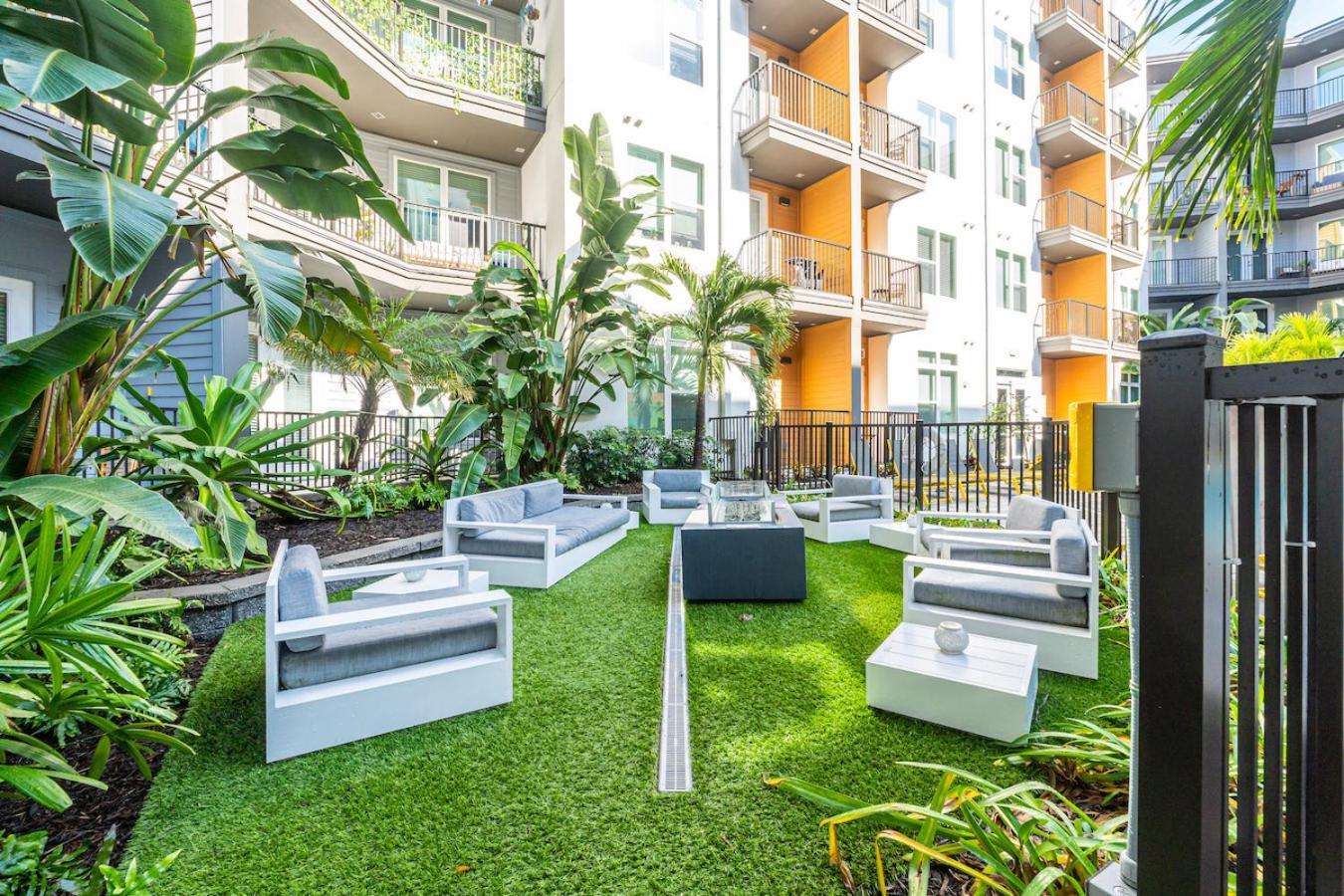 Tropical Field 1 Bed In Downtown With Free Parking Lägenhet St. Petersburg Exteriör bild
