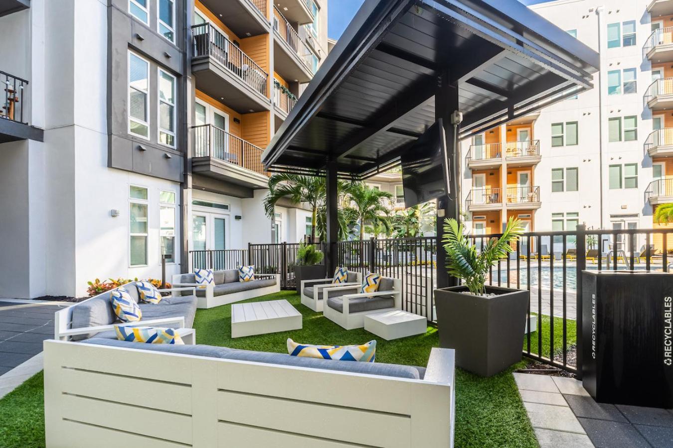 Tropical Field 1 Bed In Downtown With Free Parking Lägenhet St. Petersburg Exteriör bild