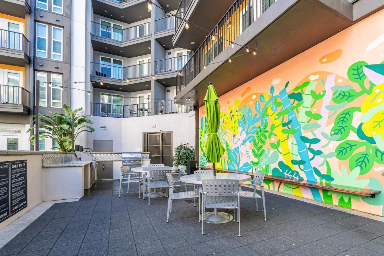 Tropical Field 1 Bed In Downtown With Free Parking Lägenhet St. Petersburg Exteriör bild