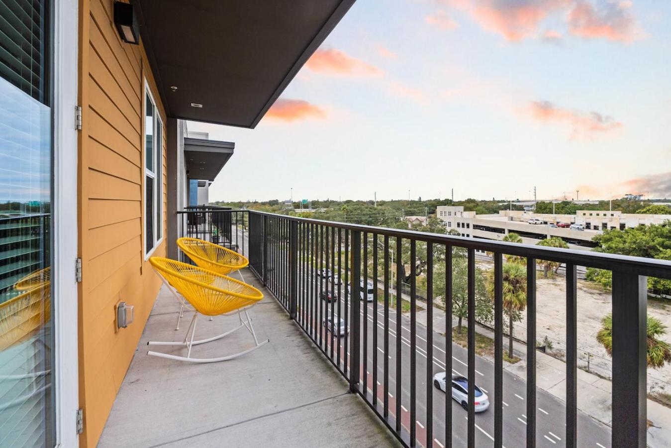 Tropical Field 1 Bed In Downtown With Free Parking Lägenhet St. Petersburg Exteriör bild