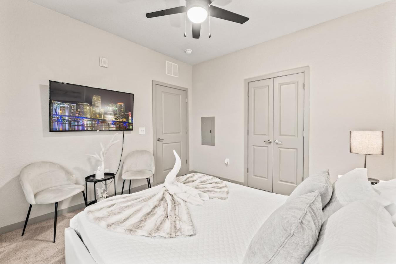 Tropical Field 1 Bed In Downtown With Free Parking Lägenhet St. Petersburg Exteriör bild