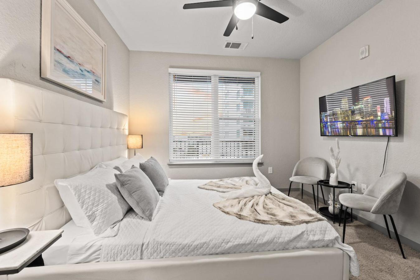 Tropical Field 1 Bed In Downtown With Free Parking Lägenhet St. Petersburg Exteriör bild