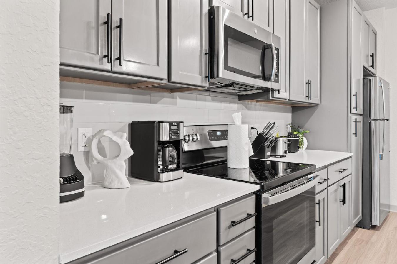 Tropical Field 1 Bed In Downtown With Free Parking Lägenhet St. Petersburg Exteriör bild